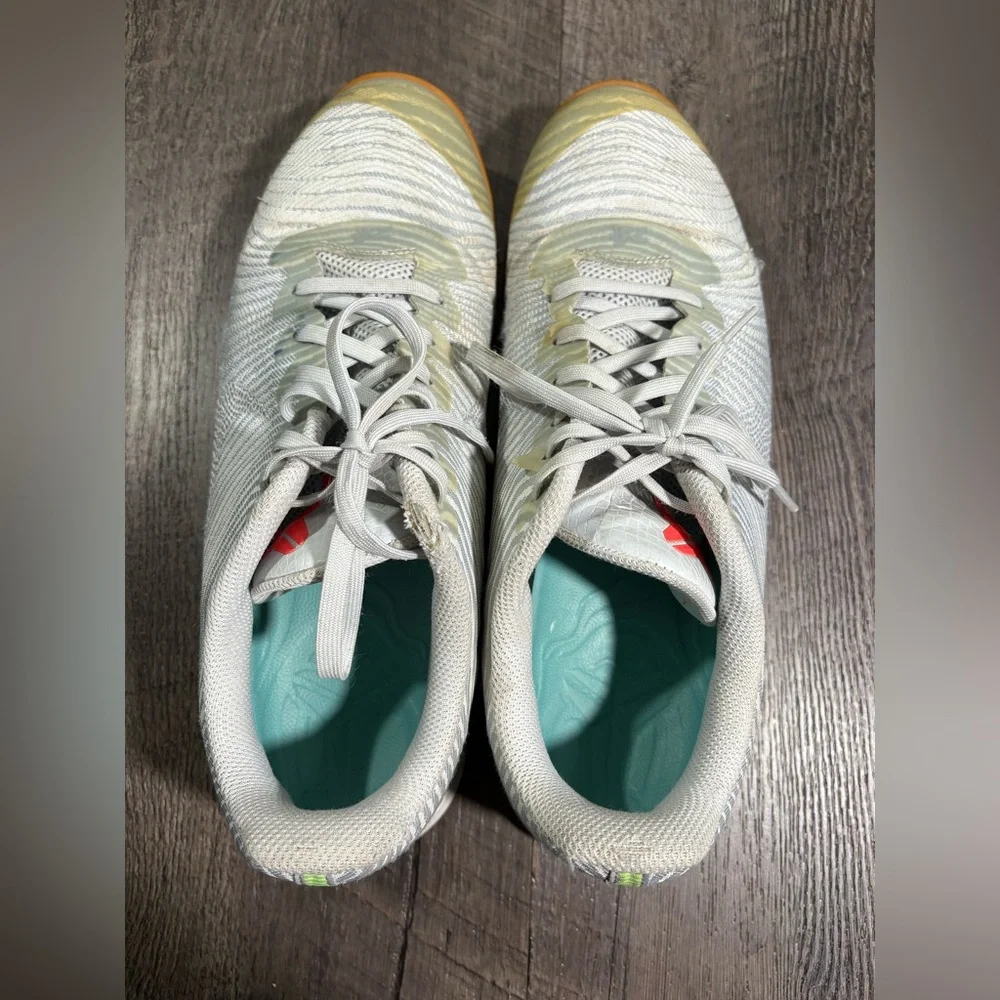 NIKE Kobe Mentality II 2 Sneakers Wolf Gray Gum